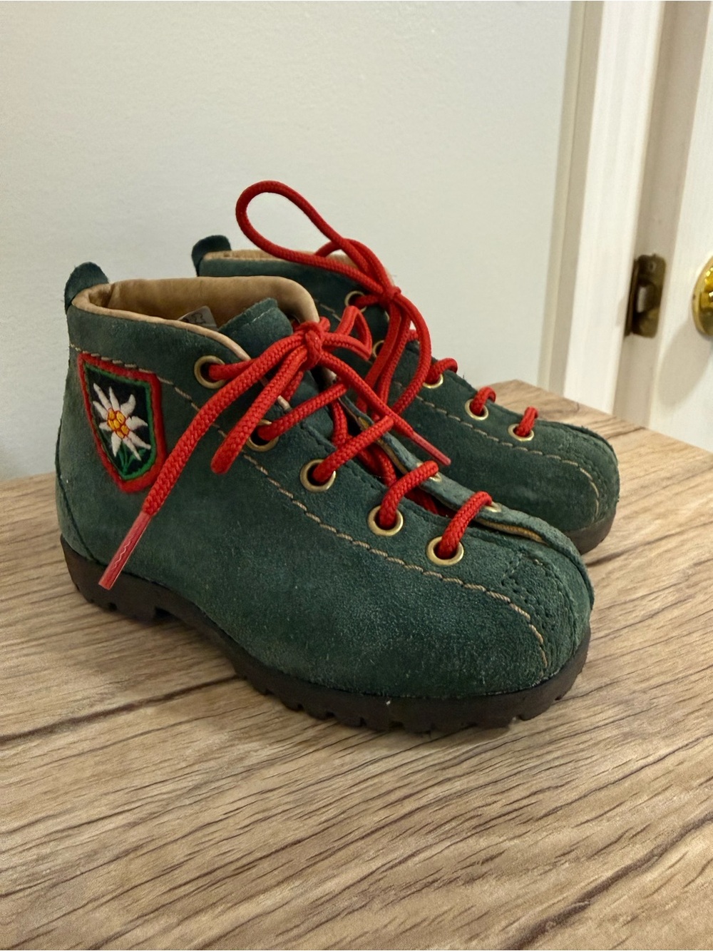 Vero Cuoio Green Suede Kids Boots with Red Laces